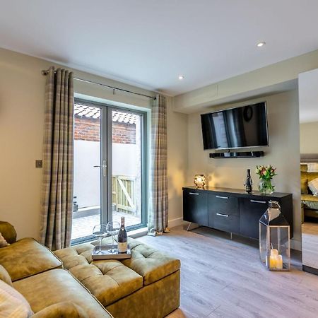 York Staycation With Free Parking Экстерьер фото